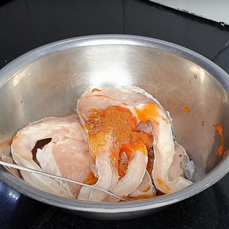 Bước 3 Ướp cá chép giòn Cá chép giòn nướng muối ớt