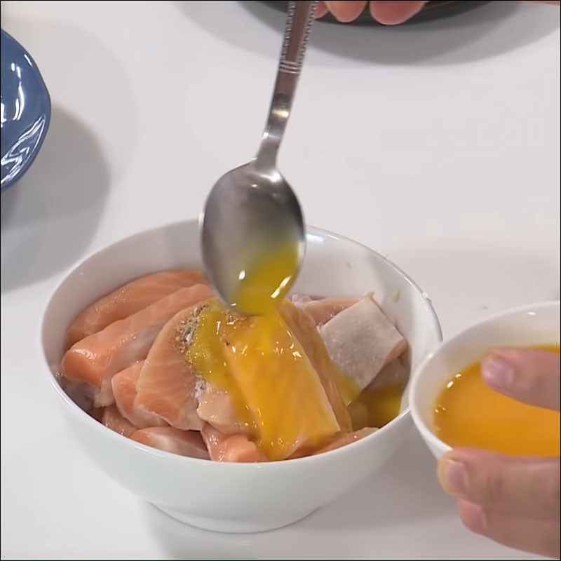 Bước 2 Ướp cá hồi Lẩu cá hồi chanh dây