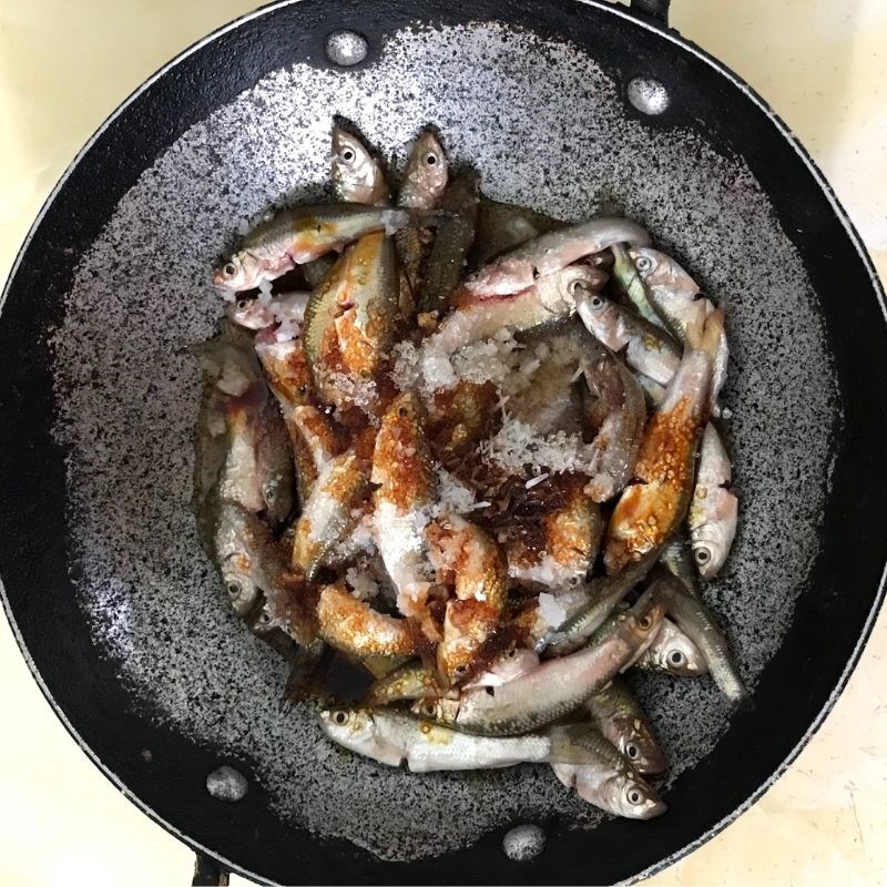 Bước 2 Ướp cá linh Cá linh kho me