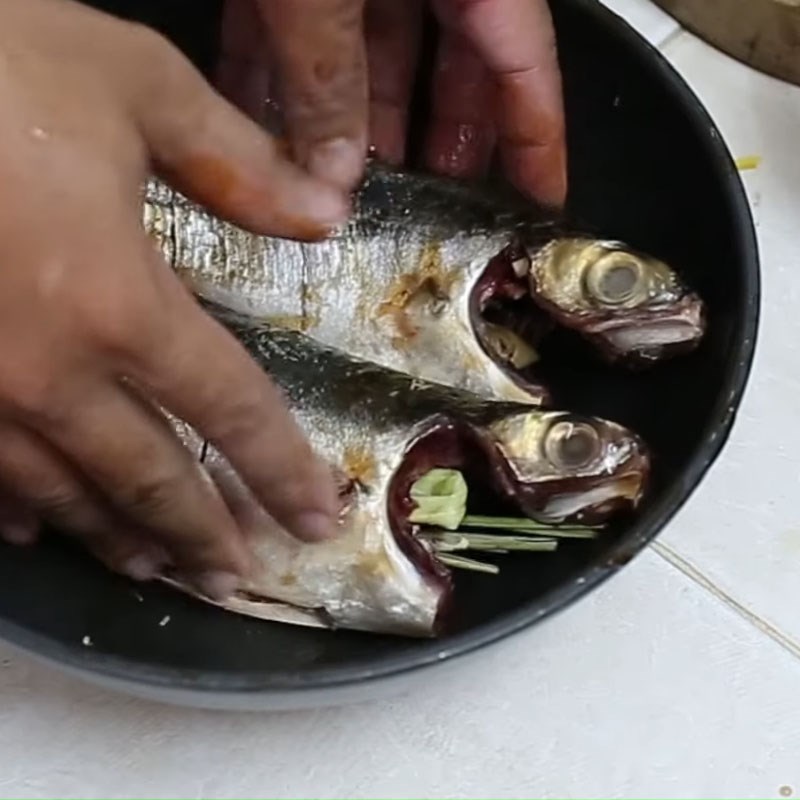 Bước 2 Ướp cá sòng Cá sòng nướng giấy bạc