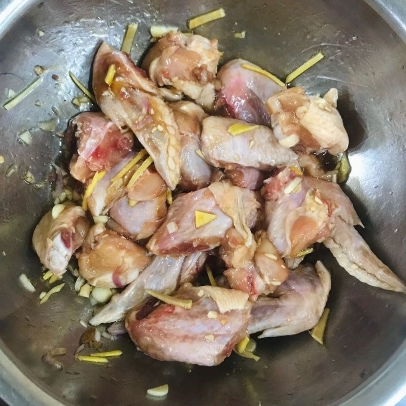 Bước 2 Ướp cánh gà Cánh gà kho gừng