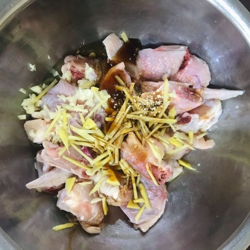 Bước 2 Ướp cánh gà Cánh gà kho gừng