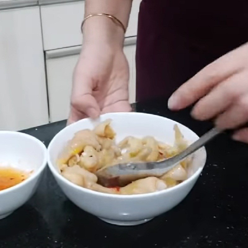 Bước 3 Ướp chân gà Gỏi chân gà ngó sen