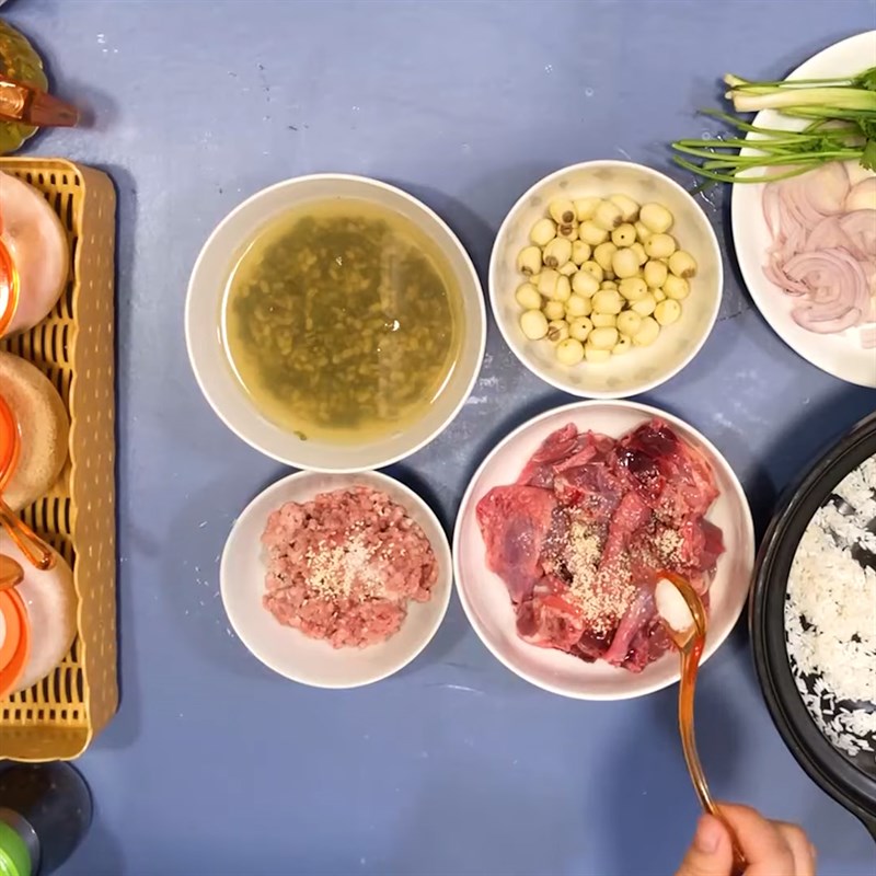 Bước 3 Ướp chim bồ câu và thịt băm Cháo bồ câu đậu xanh hạt sen
