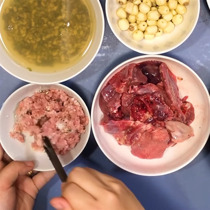 Bước 3 Ướp chim bồ câu và thịt băm Cháo bồ câu đậu xanh hạt sen