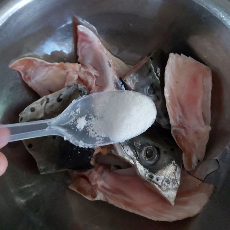 Bước 3 Ướp đầu cá hồi Canh chua đầu cá hồi (công thức được chia sẻ từ người dùng)