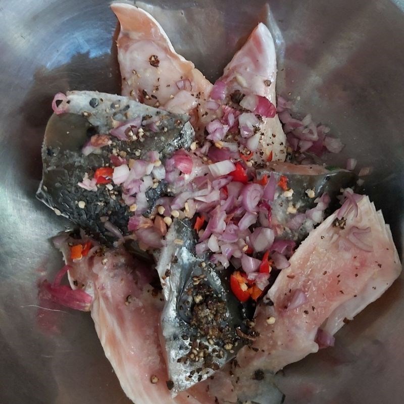 Bước 3 Ướp đầu cá hồi Canh chua đầu cá hồi (công thức được chia sẻ từ người dùng)