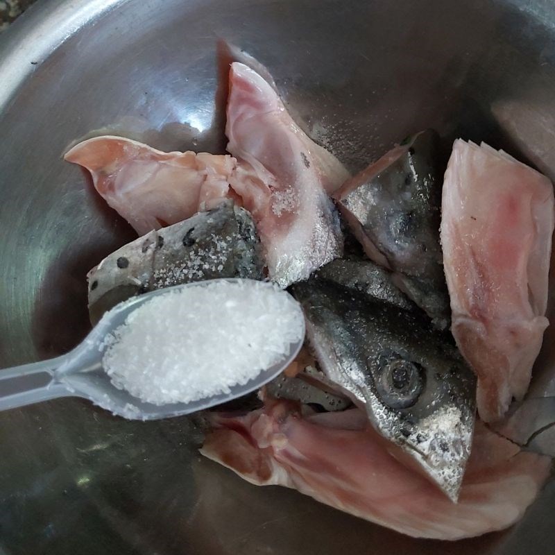 Bước 3 Ướp đầu cá hồi Canh chua đầu cá hồi (công thức được chia sẻ từ người dùng)