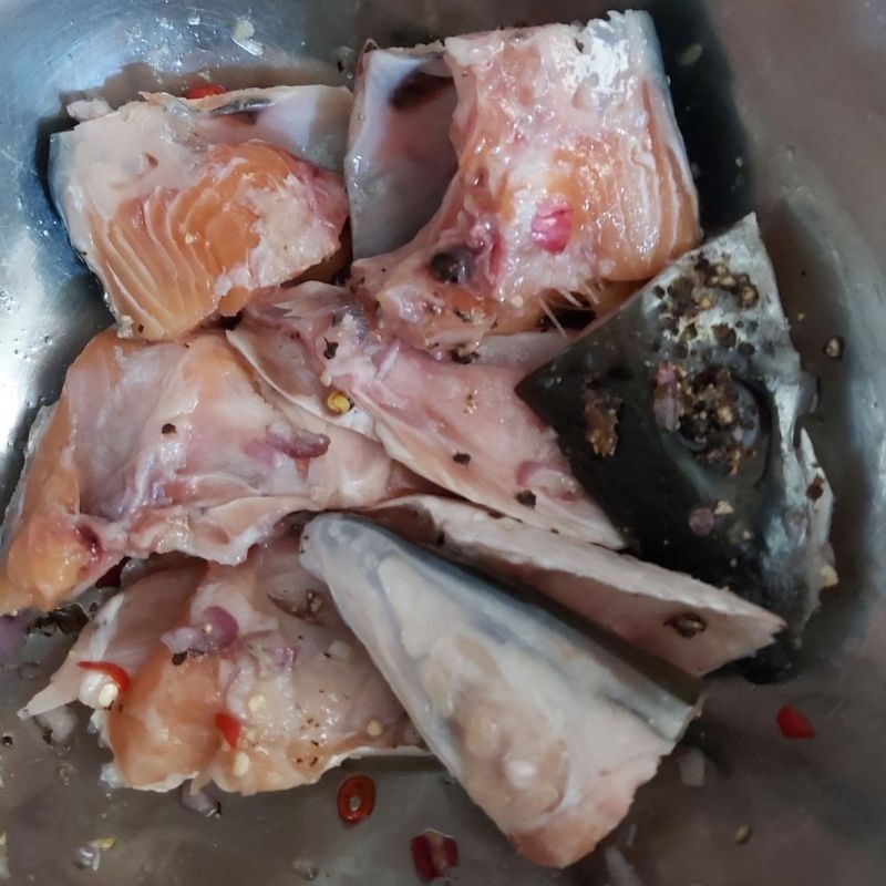 Bước 3 Ướp đầu cá hồi Canh chua đầu cá hồi (công thức được chia sẻ từ người dùng)