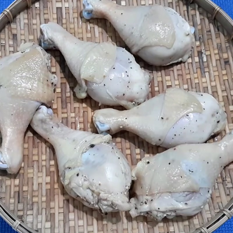 Bước 2 Ướp đùi gà Đùi gà chiên muối
