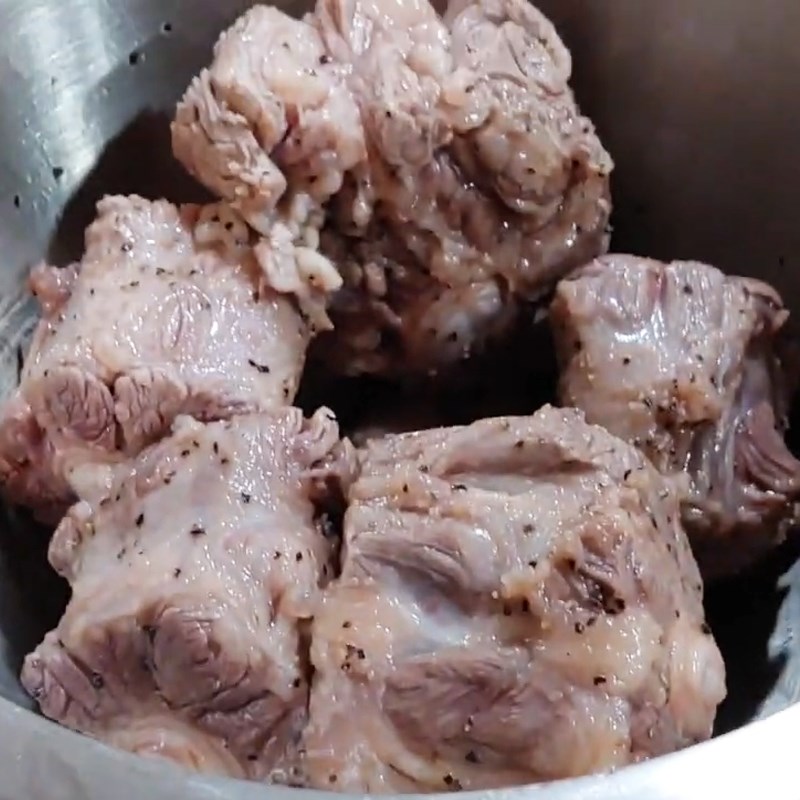 Bước 3 Ướp đuôi bò Đuôi bò hầm hạt sen