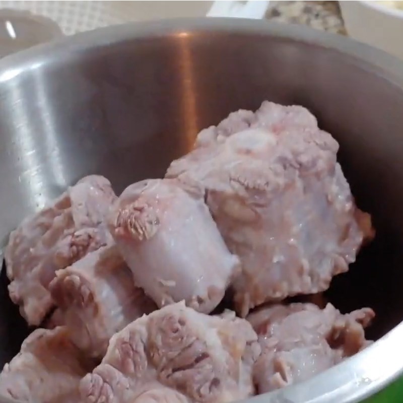 Bước 3 Ướp đuôi bò Đuôi bò hầm hạt sen
