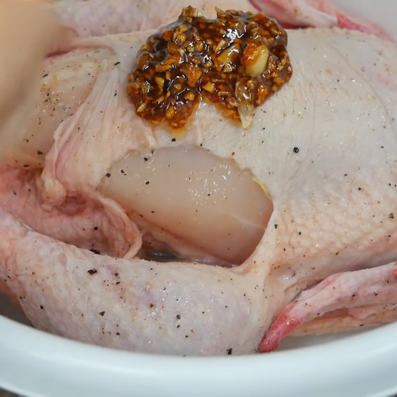 Bước 3 Ướp gà Gà hấp rau răm