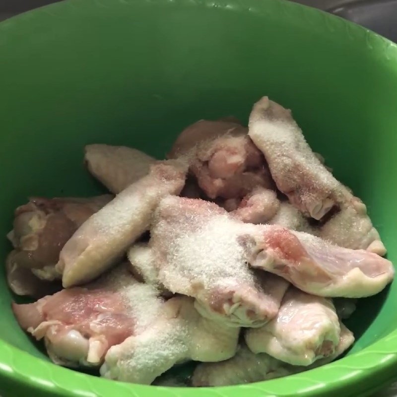 Bước 2 Ướp gà Gà chiên muối ớt