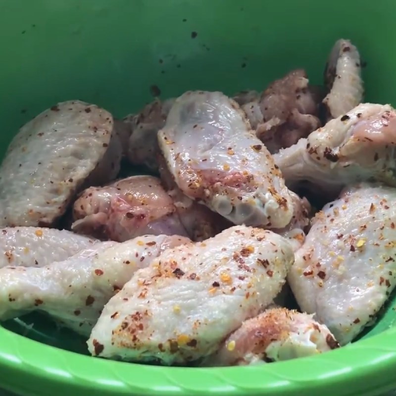 Bước 2 Ướp gà Gà chiên muối ớt