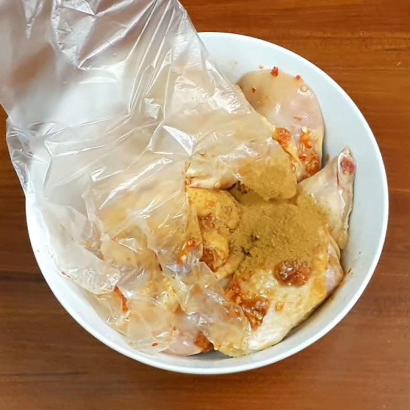 Bước 2 Ướp gà Gà chiên ngũ vị hương mật ong