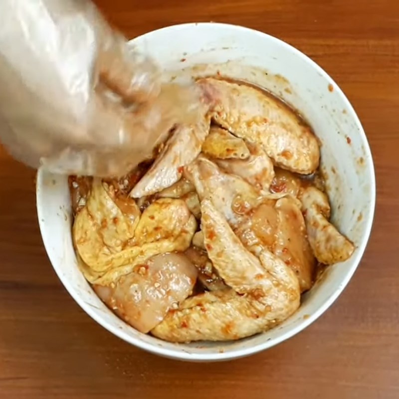 Bước 2 Ướp gà Gà chiên ngũ vị hương mật ong