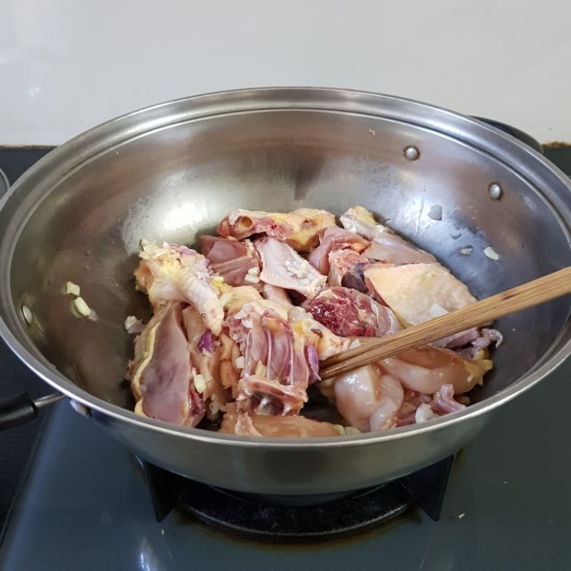 Bước 3 Ướp gà Lẩu gà măng chua