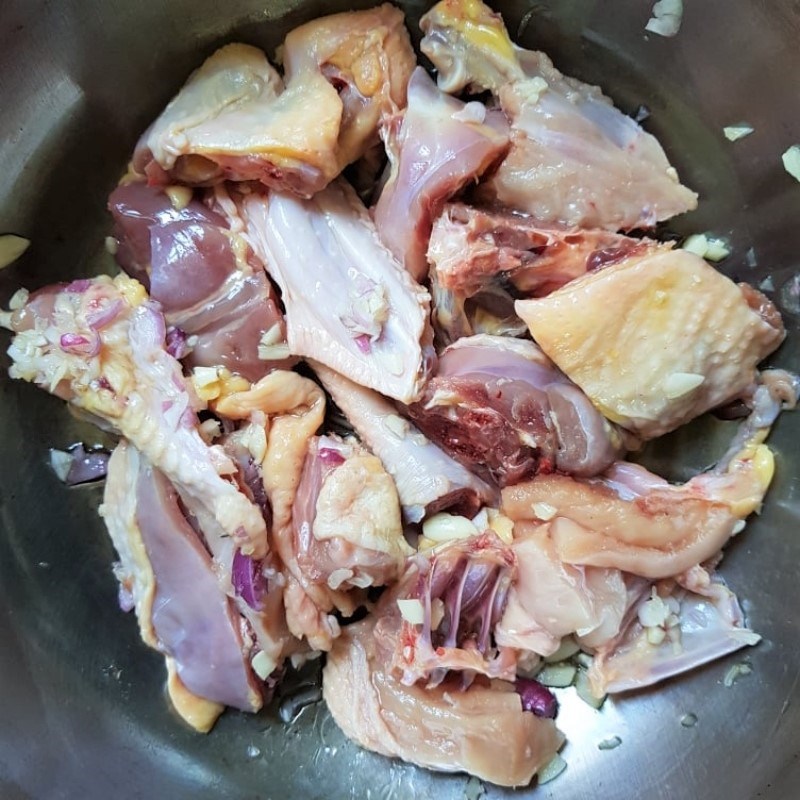 Bước 3 Ướp gà Lẩu gà măng chua