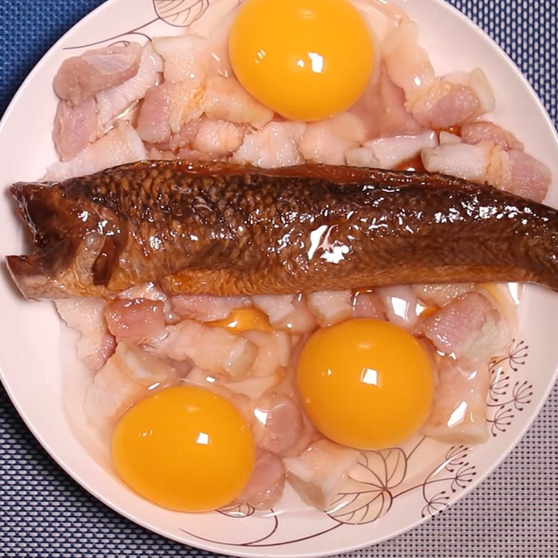 Bước 3 Ướp gia vị Mắm cá lóc chưng