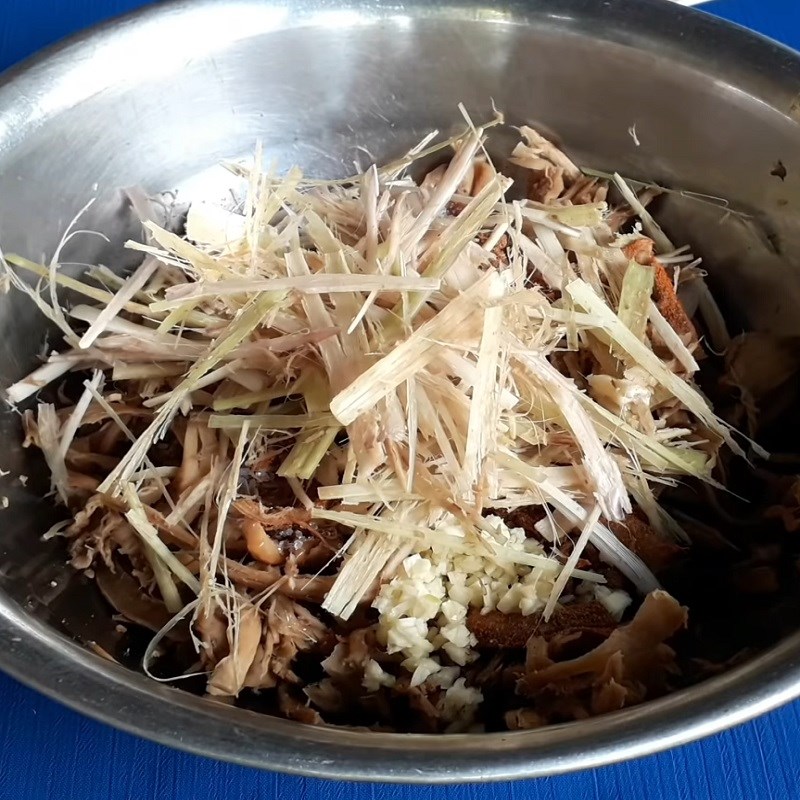Bước 4 Ướp gia vị Khô bò chay từ chân nấm