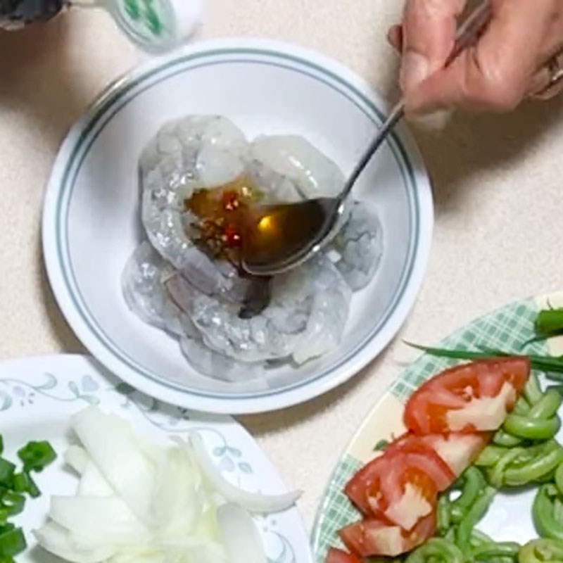Bước 2 Ướp gia vị cho tôm Đậu đũa xào tôm tươi