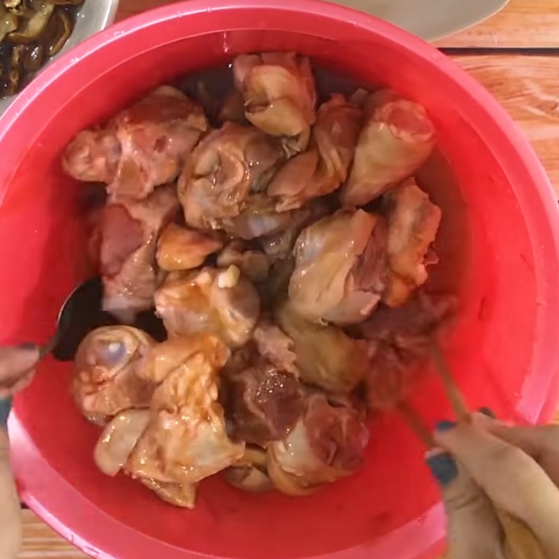 Bước 3 Ướp giò heo Giò heo kho nấm đông cô