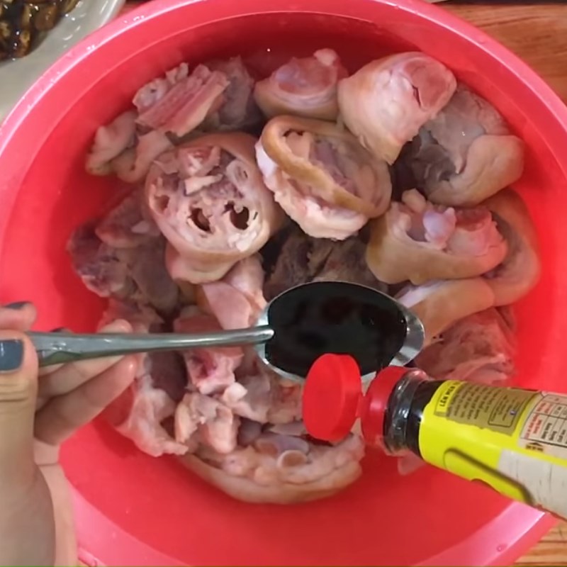 Bước 3 Ướp giò heo Giò heo kho nấm đông cô