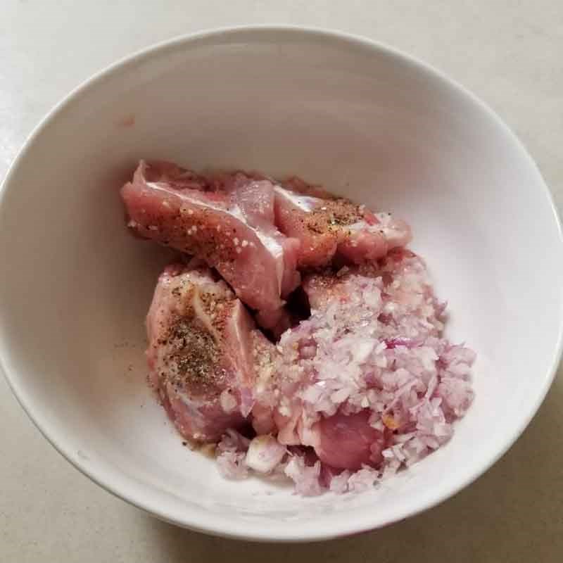 Bước 3 Ướp giò thịt và xương heo Canh bắp cải cuốn thịt bằm xương heo cà rốt