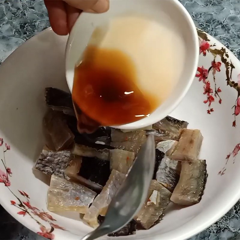 Bước 2 Ướp khô cá lóc Khô cá lóc kho tiêu