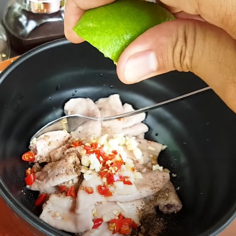 Bước 2 Ướp lòng Lòng heo xào tỏi ớt