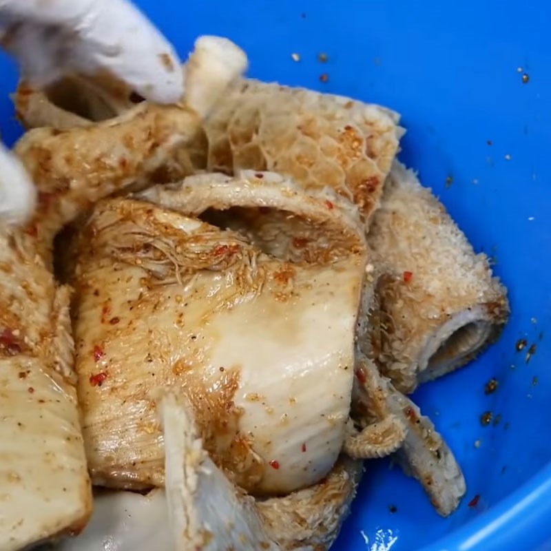 Bước 3 Ướp lòng bò Lòng bò khìa bằng nồi áp suất điện
