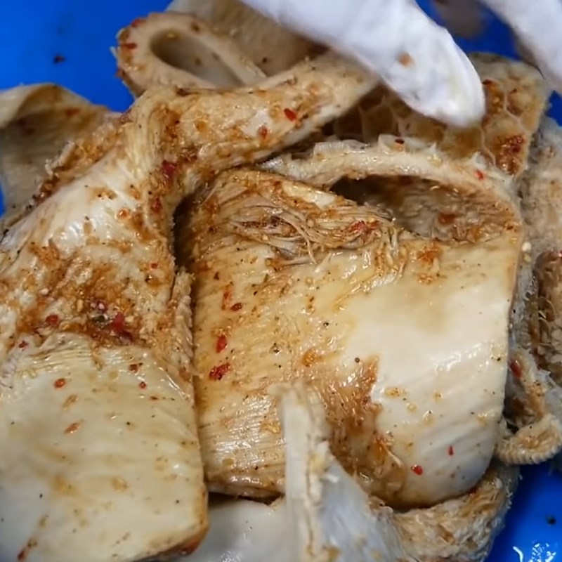 Bước 2 Ướp lòng bò Lòng bò khìa ngũ vị