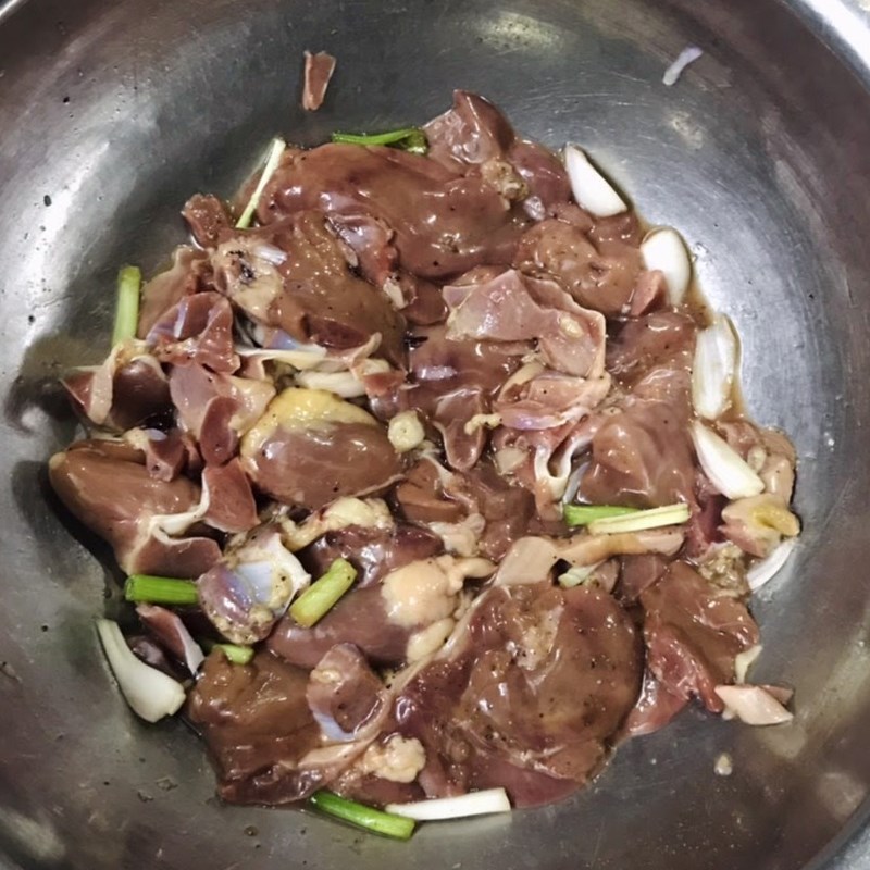 Bước 2 Ướp lòng gà Su su xào lòng gà