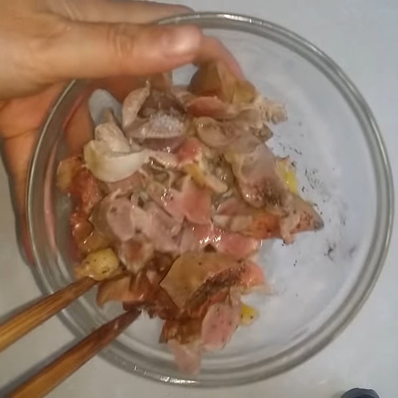 Bước 3 Ướp lòng gà Lòng gà xào rau cải