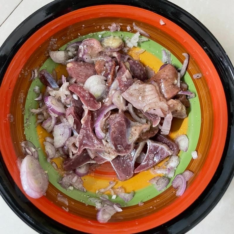 Bước 2 Ướp lòng gà Lòng gà xào mướp