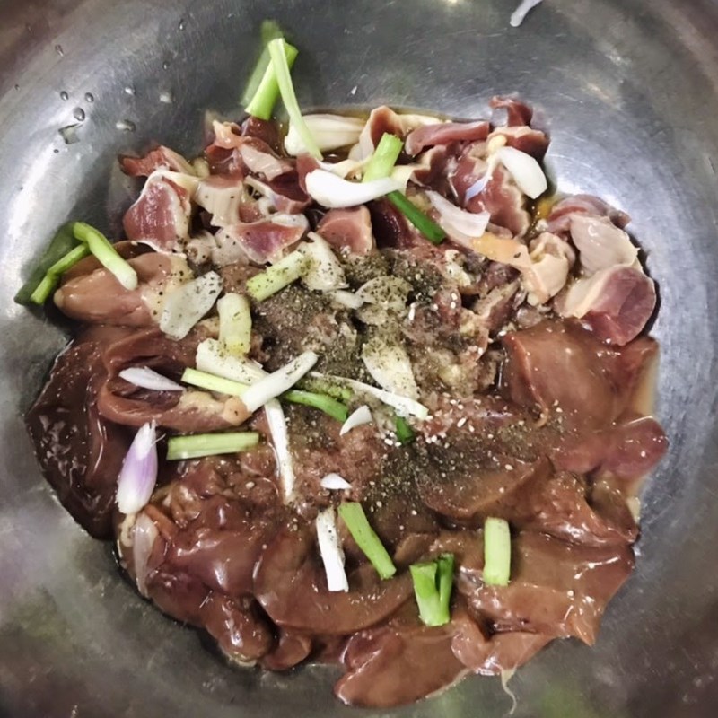 Bước 2 Ướp lòng gà Su su xào lòng gà