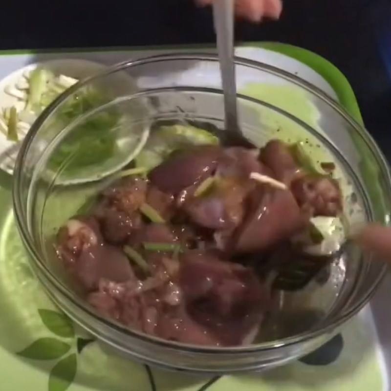 Bước 3 Ướp lòng gà Lòng gà xào hành tây