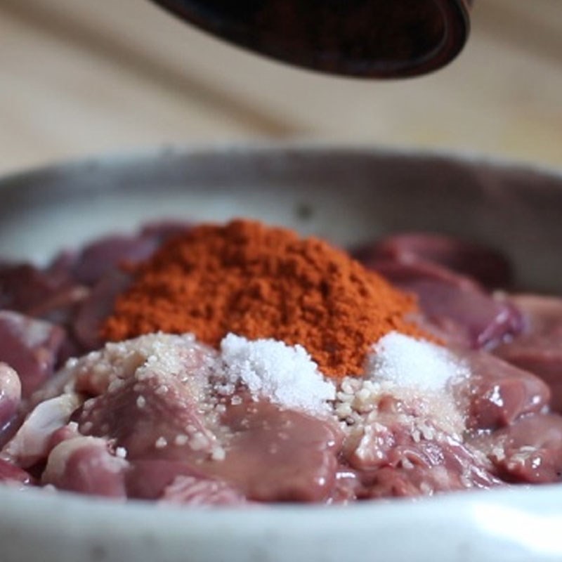 Bước 2 Ướp lòng gà Lòng gà xào cay