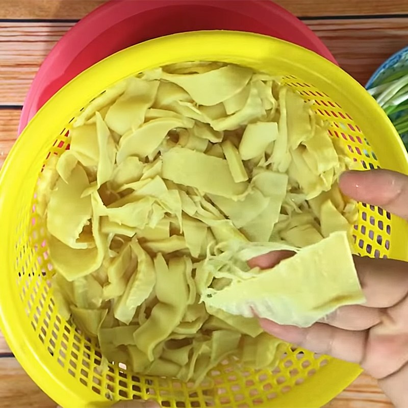 Bước 3 Sơ chế măng tươi Bún măng sườn