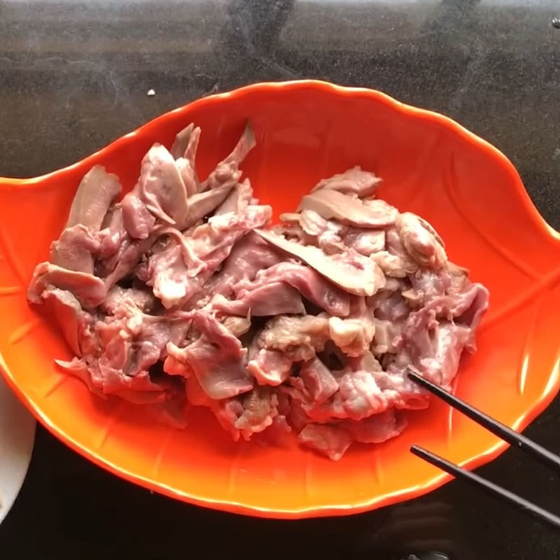 Bước 2 Ướp lưỡi heo Lưỡi heo xào sả ớt