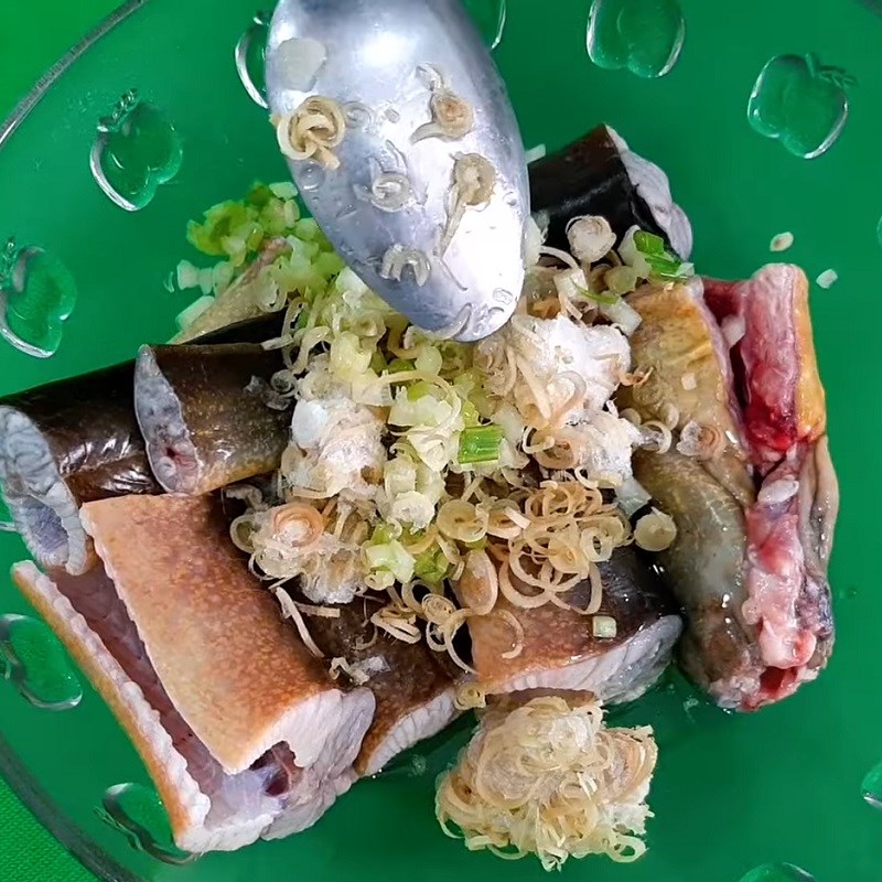 Bước 2 Ướp lươn Lươn xào nghệ