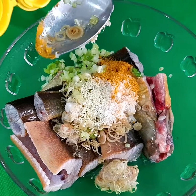Bước 2 Ướp lươn Lươn xào nghệ