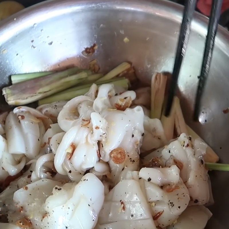 Bước 2 Ướp mực Mực hấp nước dừa