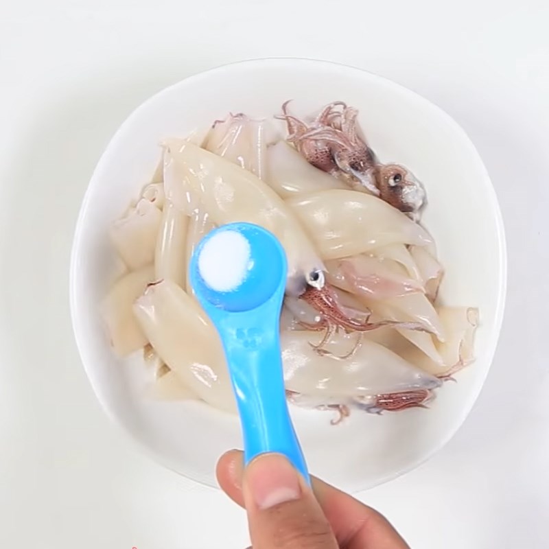 Bước 2 Ướp mực Mực trứng hấp gừng