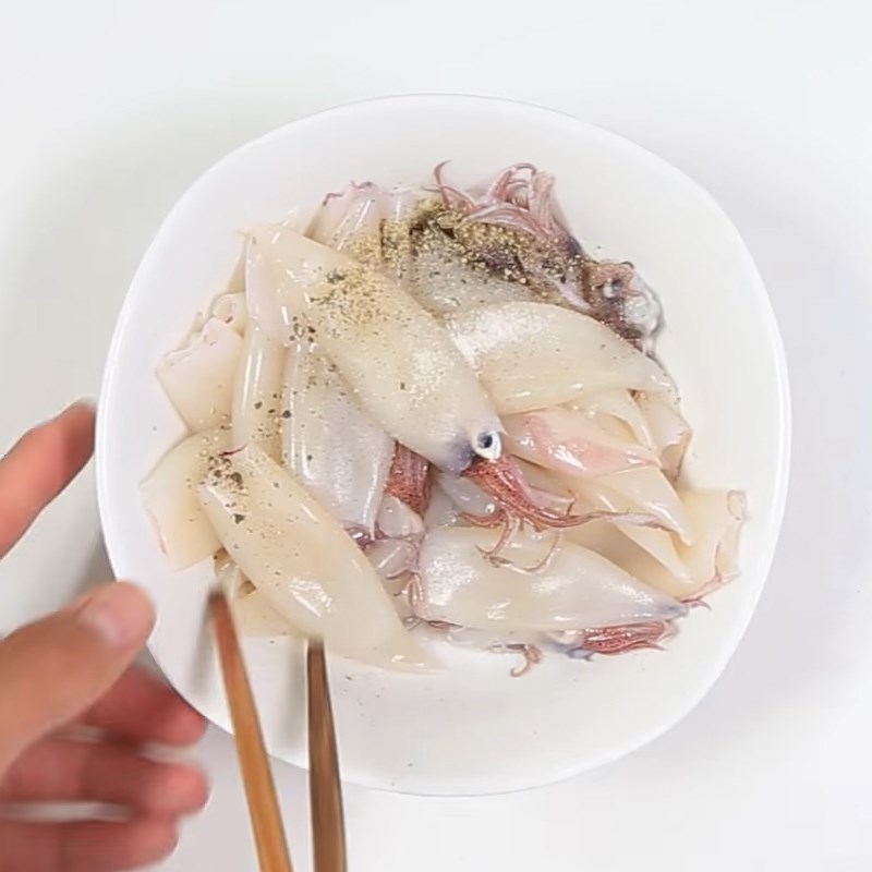 Bước 2 Ướp mực Mực trứng hấp gừng