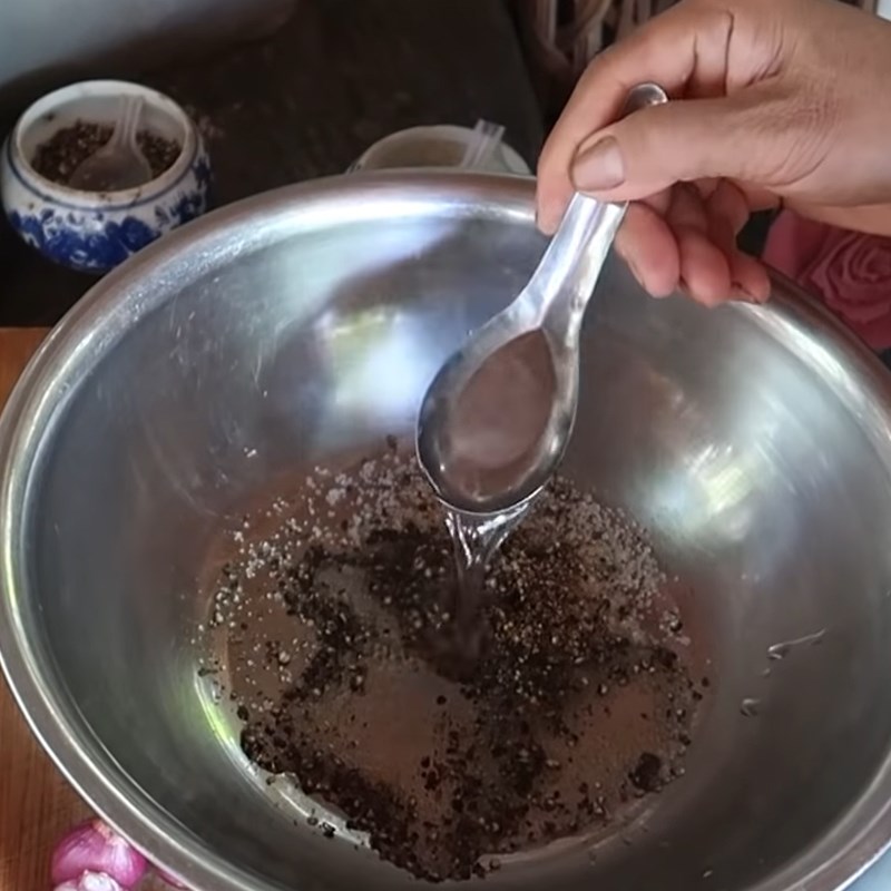Bước 2 Ướp mực Mực hấp nước dừa