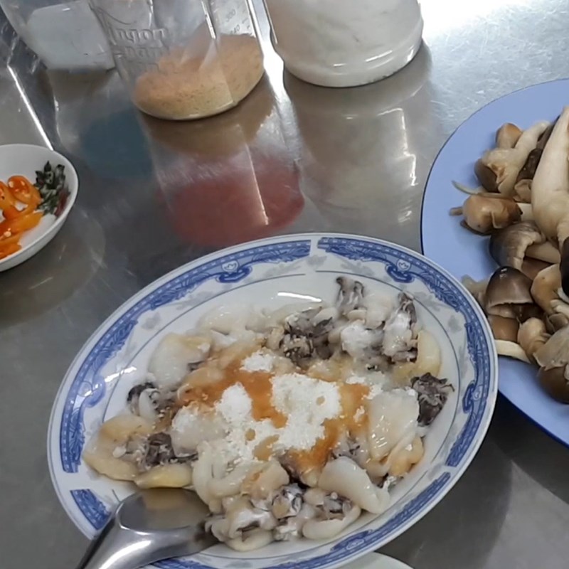 Bước 2 Ướp mực Mực xào nấm rơm và bào ngư