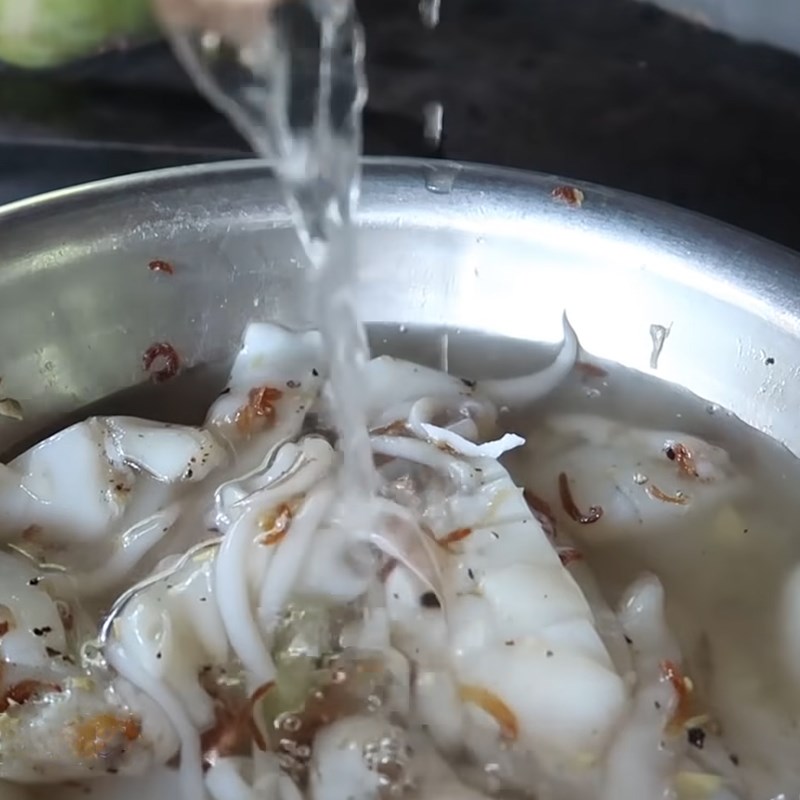 Bước 2 Ướp mực Mực hấp nước dừa