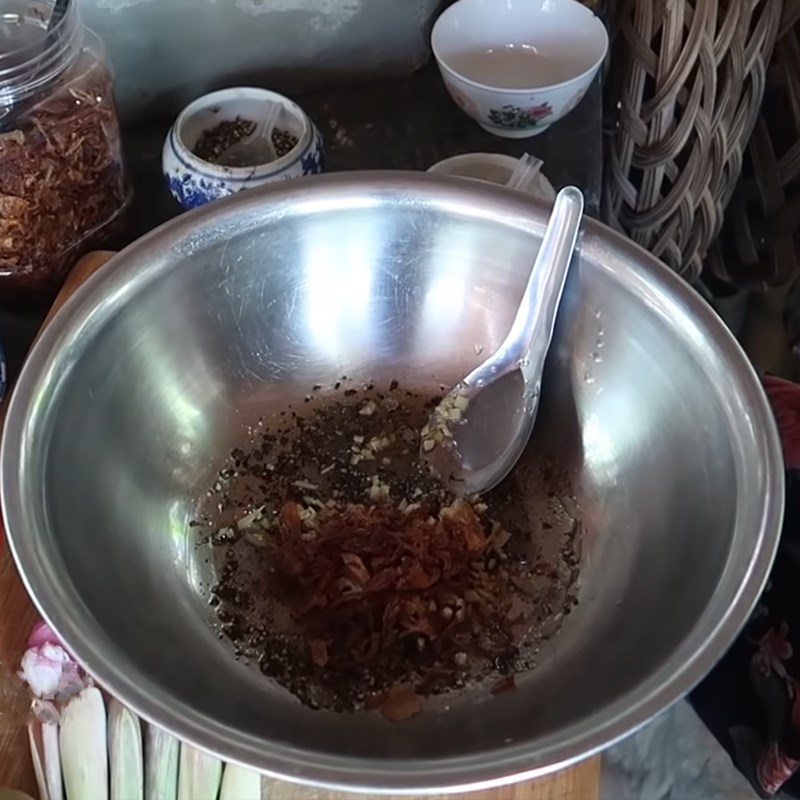 Bước 2 Ướp mực Mực hấp nước dừa